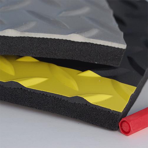 arbeitsplatzmatten-zweilagig-cushion-trax-querschnitt-riffelblechoberflaeche