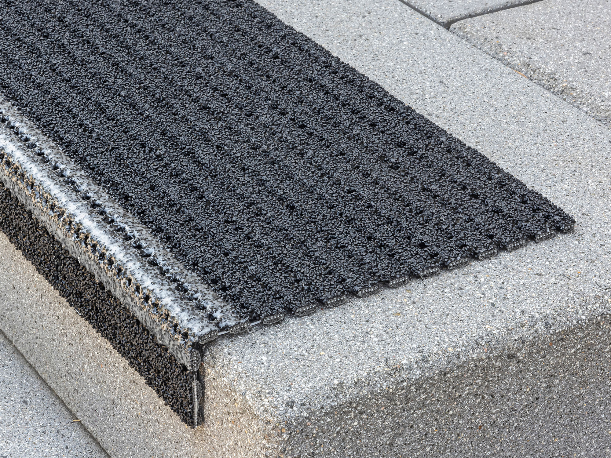 stufenmatte-aussen-unico-graphit-1